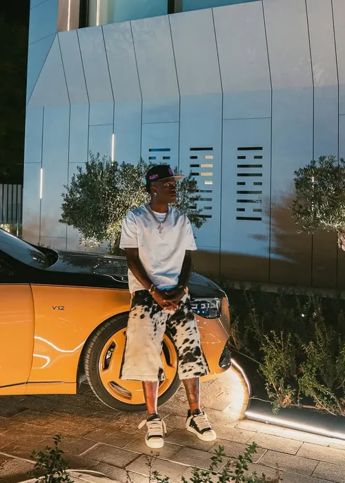 
					Vini Jr exibe carro de luxo com 150 exemplares e valor astronômico
				
				