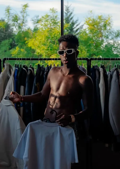 
					Vini Jr tem dia de modelo e ganha elogio indiscreto de Virginia; fotos
				
				