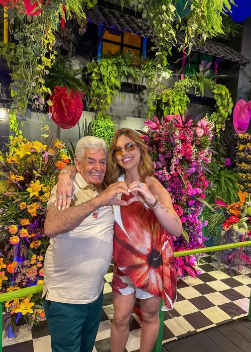 
					Virginia Fonseca surge ao lado de idoso de 81 anos: 'Dívida'
				
				