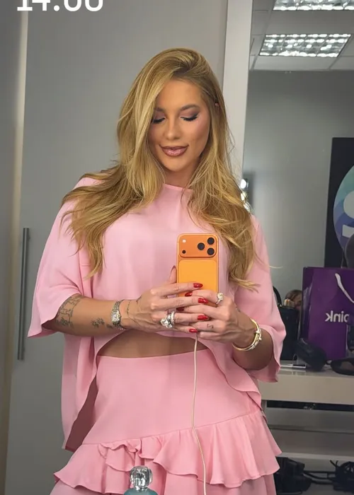 
					Virginia chama atenção ao surgir com presentes de Zé Felipe
				
				