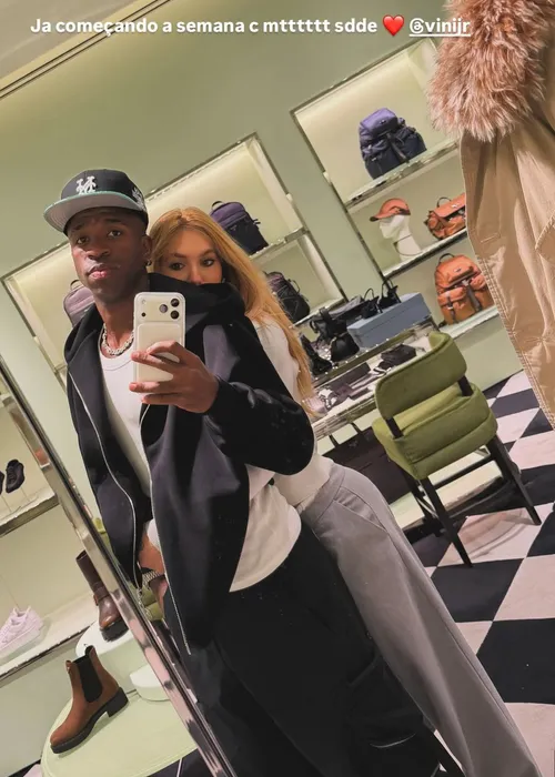 
					Virginia comete gafe com Vini Jr após viagem em família: 'Solteira'
				
				