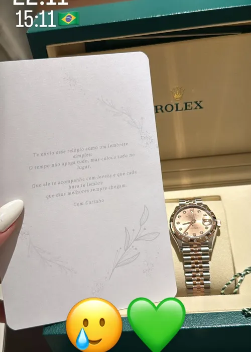 
					Virginia divide opiniões ao receber acessório luxuoso de presente
				
				