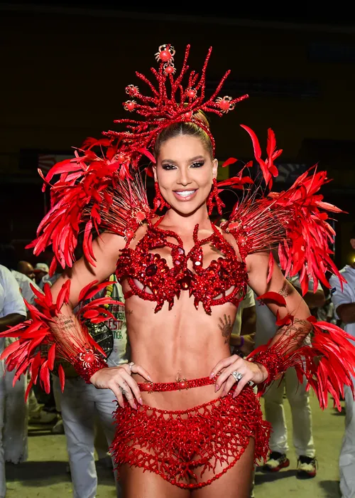 
					Virginia é massacrada em mini desfile pela Grande Rio: 'Vergonha'
				
				