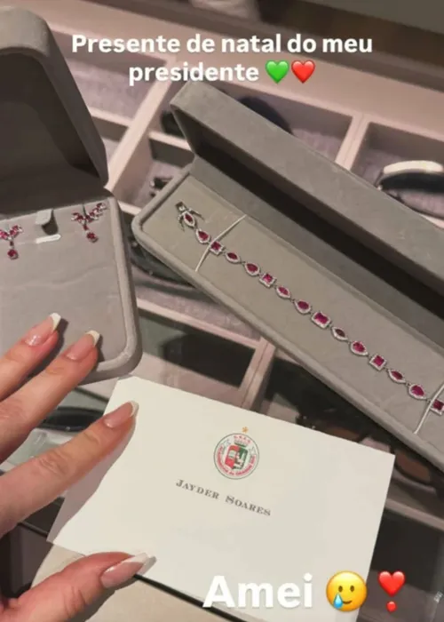 
					Virginia exibe presente de luxo enviado por presidente da Grande Rio
				
				