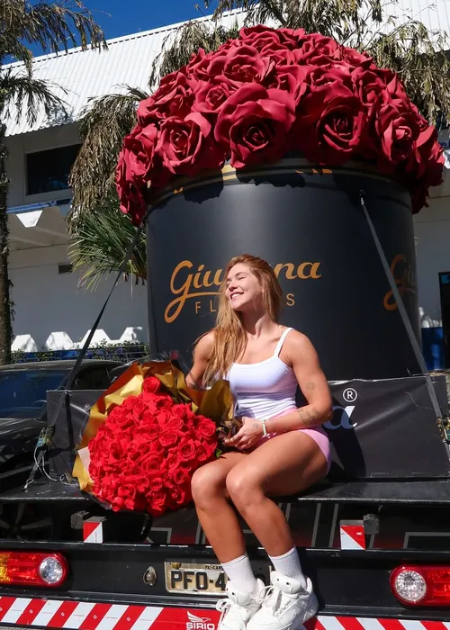
					Virgínia ganha buquê de flores gigante de cantor famoso: 'Viciado'
				
				
