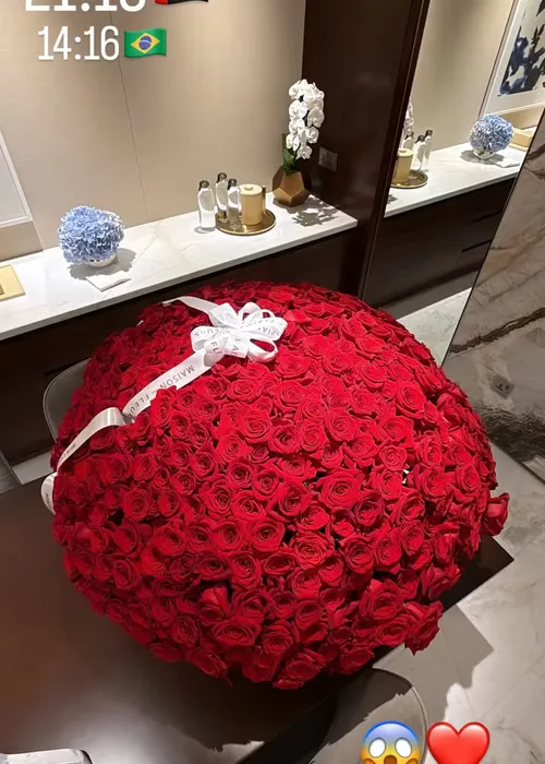 
					Virginia recebe buquê de 500 rosas com valor astronômico em Dubai
				
				