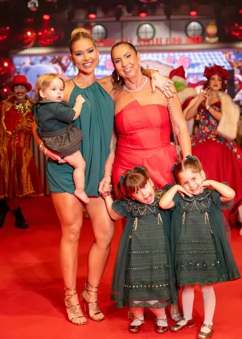 
					Famosos se antecipam e celebram Natal com família e amigos; FOTOS
				
				