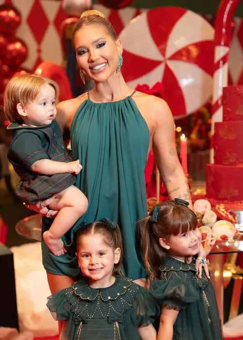 
					Virginia reúne família e Vini Jr. em festão de Natal antecipado; FOTOS
				
				