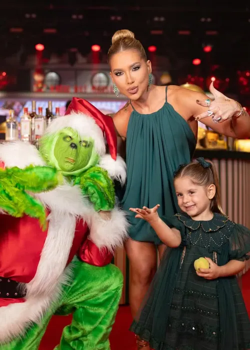 
					Virginia reúne família e Vini Jr. em festão de Natal antecipado; FOTOS
				
				