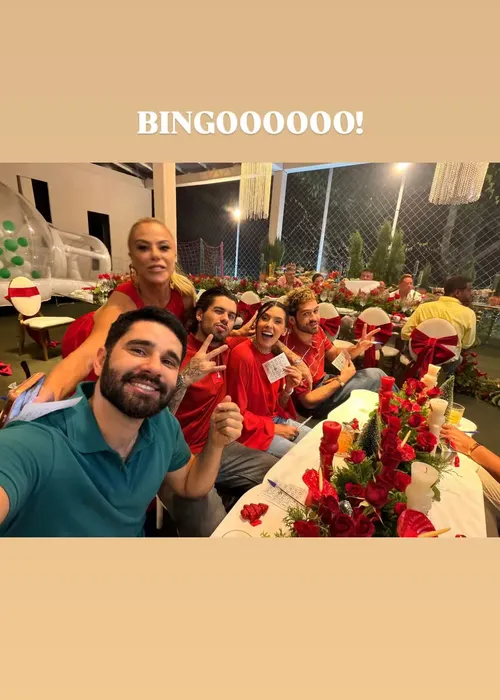 
					Zé Felipe assiste a show de Ana Castela abraçado ao sogro; VÍDEO
				
				