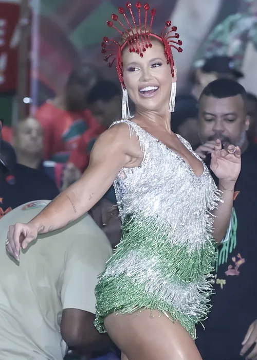 
					Virginia usa look pesadíssimo e ignora treta com Guedez na Grande Rio
				
				