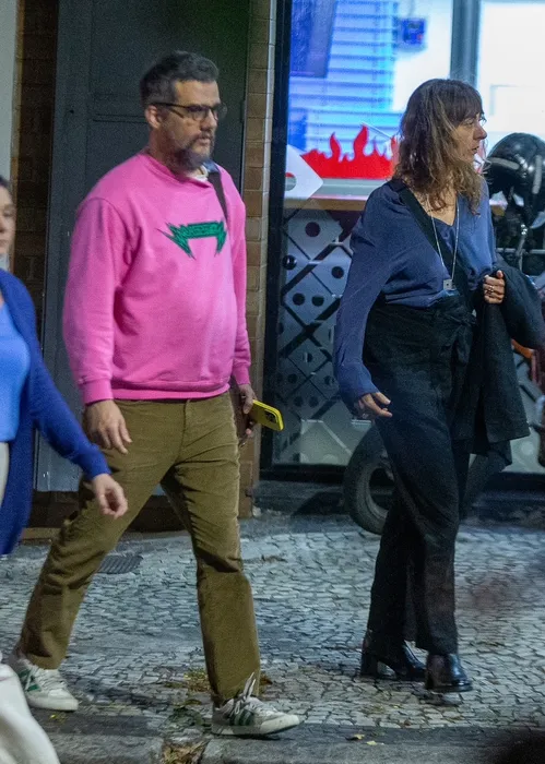 
					Wagner Moura faz aparição rara com amigos em pizzaria no Rio; FOTOS
				
				