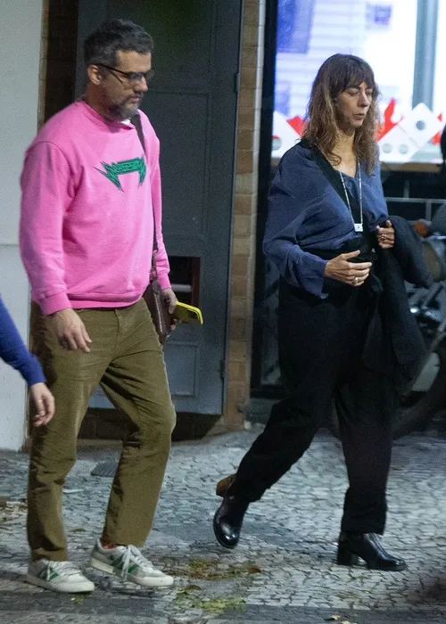 
					Wagner Moura faz aparição rara com amigos em pizzaria no Rio; FOTOS
				
				