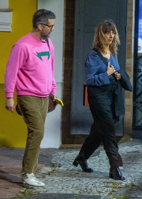 
					Wagner Moura faz aparição rara com amigos em pizzaria no Rio; FOTOS
				
				