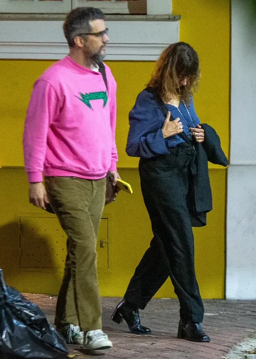 
					Wagner Moura faz aparição rara com amigos em pizzaria no Rio; FOTOS
				
				