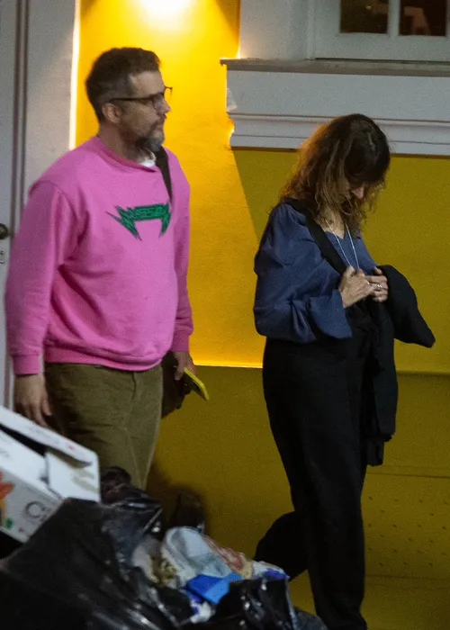 
					Wagner Moura faz aparição rara com amigos em pizzaria no Rio; FOTOS
				
				