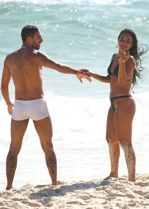 
					Wanessa Camargo e elenco do 'Dança dos Famosos' curtem dia de praia
				
				