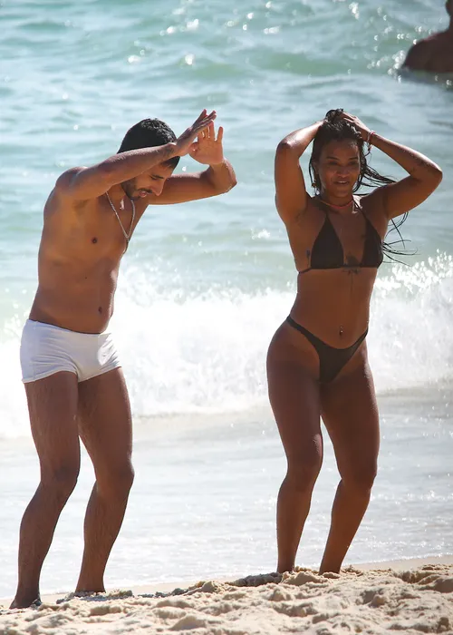 
					Wanessa Camargo e elenco do 'Dança dos Famosos' curtem dia de praia
				
				