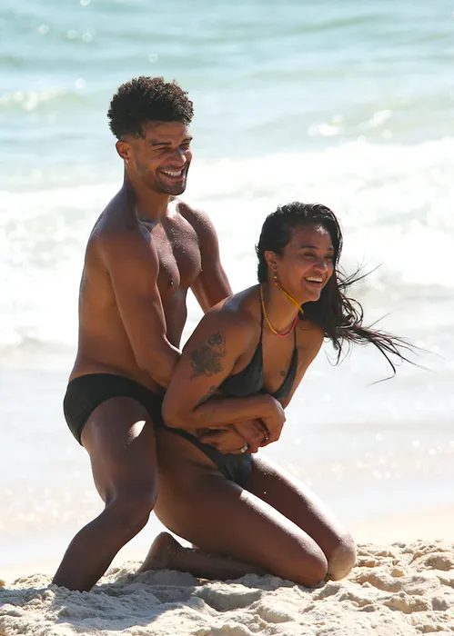 
					Wanessa Camargo e elenco do 'Dança dos Famosos' curtem dia de praia
				
				