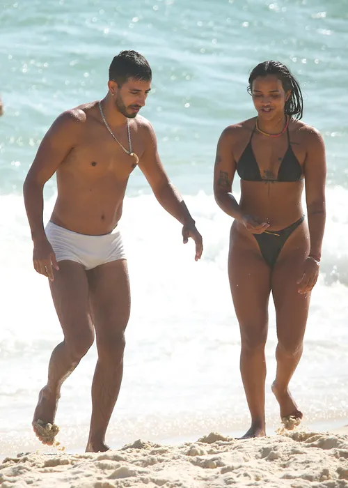 
					Wanessa Camargo e elenco do 'Dança dos Famosos' curtem dia de praia
				
				