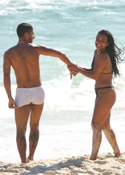 
					Wanessa Camargo e elenco do 'Dança dos Famosos' curtem dia de praia
				
				