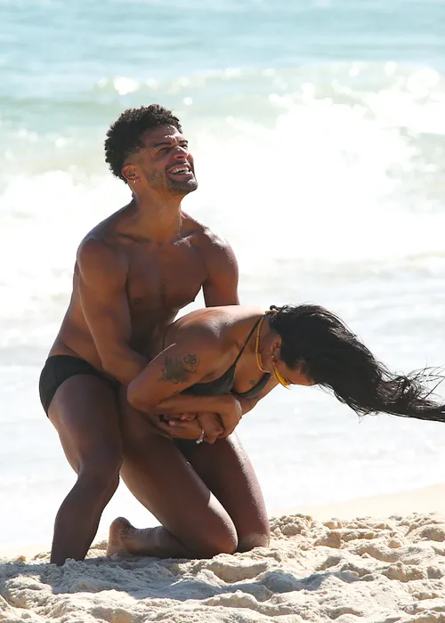 
					Wanessa Camargo e elenco do 'Dança dos Famosos' curtem dia de praia
				
				