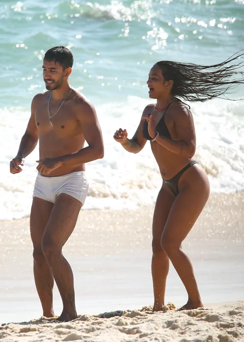 
					Wanessa Camargo e elenco do 'Dança dos Famosos' curtem dia de praia
				
				