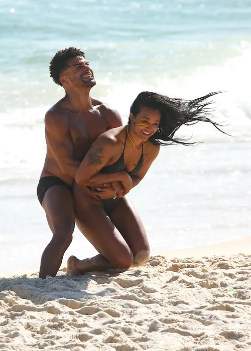 
					Wanessa Camargo e elenco do 'Dança dos Famosos' curtem dia de praia
				
				