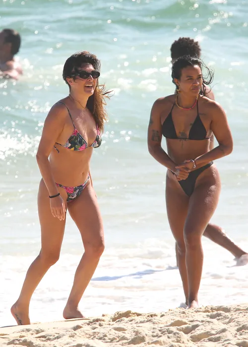 
					Wanessa Camargo e elenco do 'Dança dos Famosos' curtem dia de praia
				
				