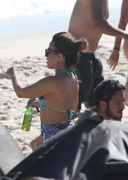
					Wanessa Camargo e elenco do 'Dança dos Famosos' curtem dia de praia
				
				