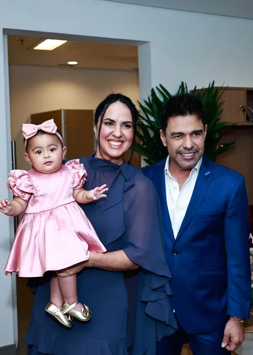 
					Zezé Di Camargo e Graciele Lacerda posam com a filha em show; FOTOS
				
				