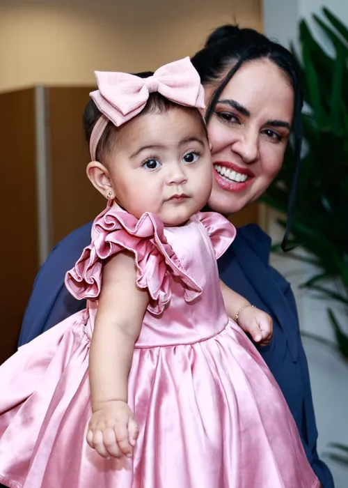 
					Zezé Di Camargo e Graciele Lacerda posam com a filha em show; FOTOS
				
				