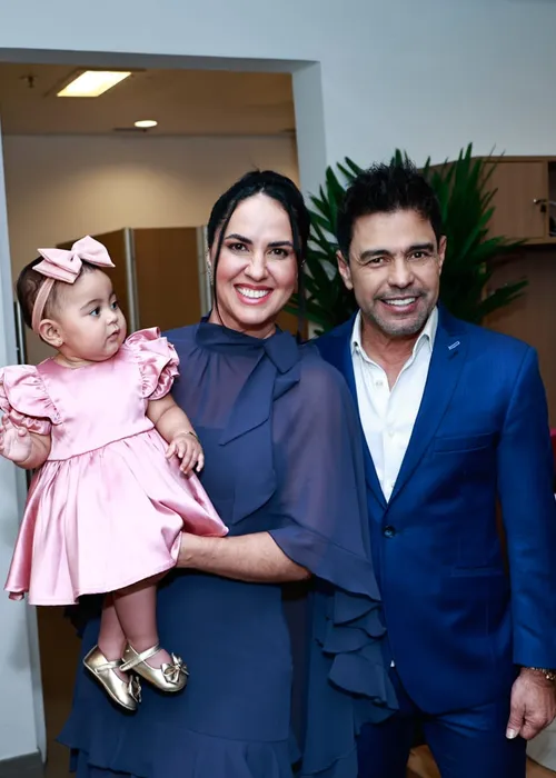 
					Zezé Di Camargo e Graciele Lacerda posam com a filha em show; FOTOS
				
				
