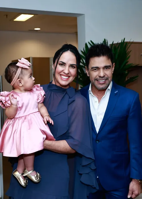 
					Zezé Di Camargo e Graciele Lacerda posam com a filha em show; FOTOS
				
				