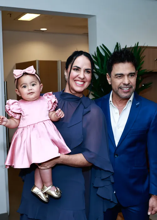 
					Zezé Di Camargo e Graciele Lacerda posam com a filha em show; FOTOS
				
				