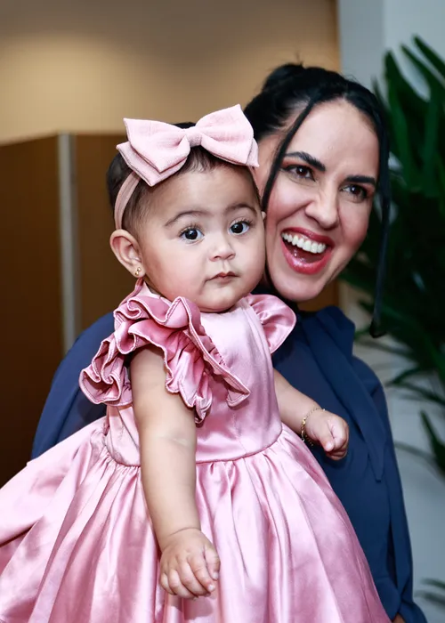 
					Zezé Di Camargo e Graciele Lacerda posam com a filha em show; FOTOS
				
				