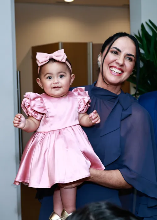 
					Zezé Di Camargo e Graciele Lacerda posam com a filha em show; FOTOS
				
				