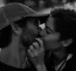 
                  Bela Gil dá beijão em homem misterioso durante viagem a Paris; FOTOS