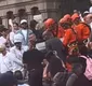 
                  Carlinhos Brown carrega caixão de Preta Gil junto com bombeiros; VÍDEO