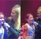 
                  Carolina Dieckmmann emociona em dueto com neta de Preta Gil; vídeo