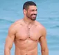 
                  Cauã Reymond ostenta tanquinho em cenas de 'Vale Tudo'
