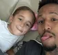 
                  Éder Militão é detonado após aniversário da filha: 'Pai reborn'
