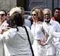 
                  Emocionado, Gilberto Gil se despede da filha Preta Gil com um beijo