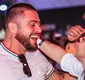 
                  Ex de Preta Gil, Rodrigo Godoy é flagrado aos beijos; veja com quem