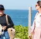 
                  Fernanda Souza celebra aniversário com namorada em praia; FOTOS