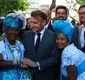 
                  Macron toca tambor com Olodum durante passeio em Salvador
