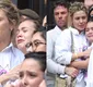 
                  Neta de Preta Gil se desespera em velório e é amparada por Dieckmmann