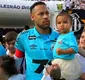 
                  Neymar entra em campo com filha no último jogo pelo Santos