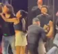 
                  Roberta Miranda surta e dá chute em homem que invadiu palco em show