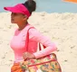 
                  'Vale Tudo': Raquel volta a vender na praia e sofre nova humilhação
